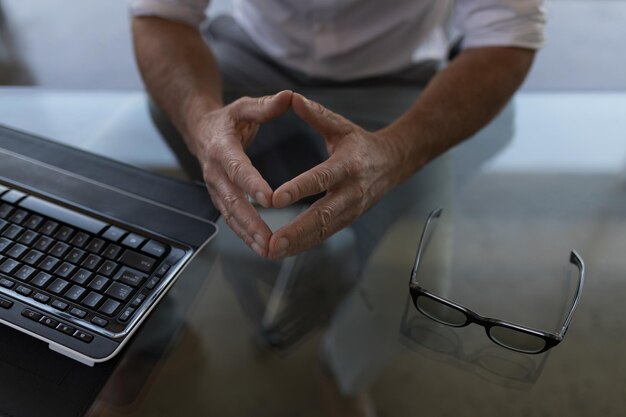 Photo un cadre masculin assis à son bureau dans son bureau