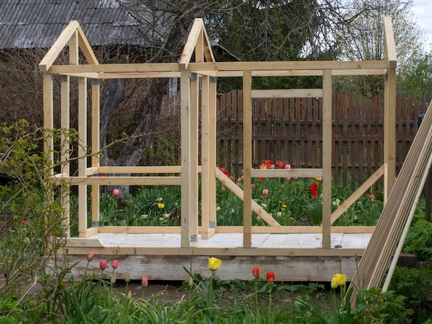 Cadre modèle en bois pour une maison d'enfants sur le terrain de jeu une maison pour une fille à la campagne