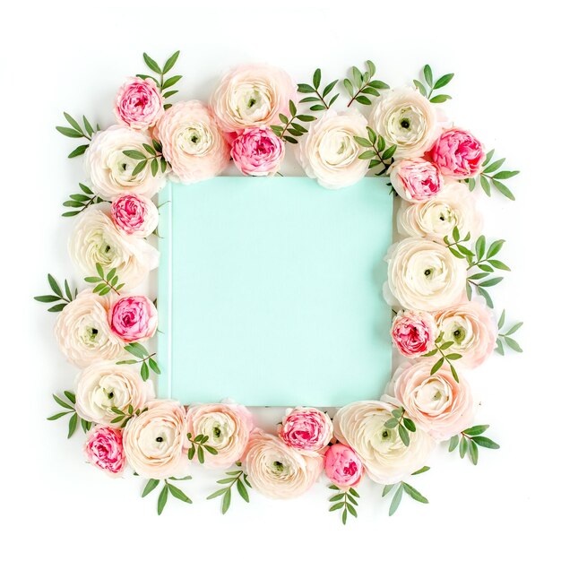 Cadre à motif floral composé de renoncules roses et de boutons floraux roses sur fond blanc Vue de dessus à plat sur fond floral