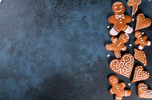 Cadre de Noël avec des biscuits de pain d'épice. Biscuits de Noël, noix et épices. Copiez l'espace pour le texte. Fond de vacances d'hiver maquette. Composition du nouvel an. Nouvel an 2022