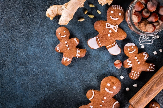 Cadre de Noël avec des biscuits de pain d'épice Biscuits de Noël noix et épices Copiez l'espace pour le texte Maquette de fond de vacances d'hiver Composition du nouvel an
