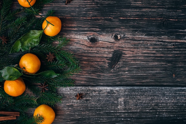 Cadre de Noël décoratif de mandarines, branches de sapin, cannelle, anis étoilé.