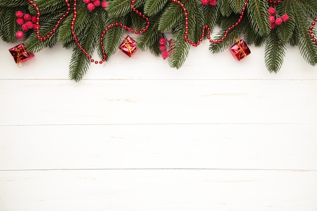 Cadre de Noël avec des décorations de Noël sur fond gris. Vue de dessus