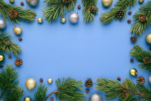 Cadre de Noël sur fond bleu. Vue de dessus avec espace de copie pour le texte de salutations