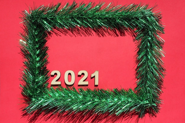 Cadre de Noël en guirlandes vertes sur rouge