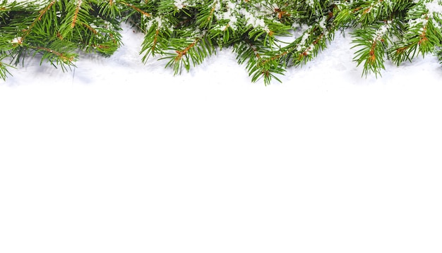 Cadre de Noël avec de la neige isolé sur blanc