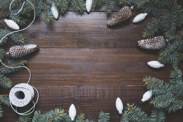 Cadre de Noël avec des ornements blancs sur planche de bois Vue d'en haut Carte de vacances Espace pour le texte