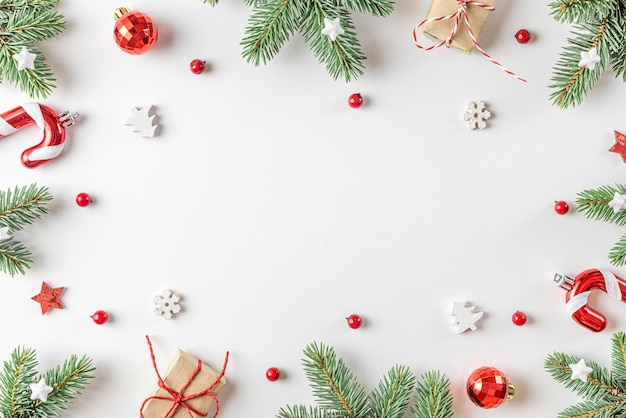 Cadre de Noël en sapin, coffrets cadeaux, décorations sur fond blanc. Mise à plat. Vue de dessus