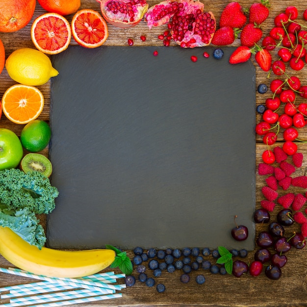 Cadre de nourriture d'été de fruits et de baies frais