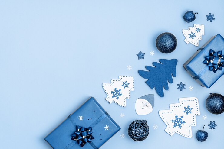Cadre de nouvel an et de Noël. Décorations de Noël coffrets cadeaux, étoiles, arbre de Noël, boules de Noël, père Noël sur bleu. Vue de dessus, mise à plat, fond. Couleur tendance de l'année.