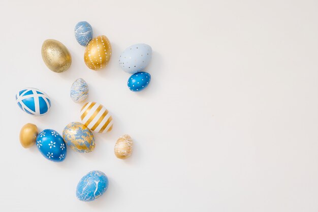 Cadre d'oeufs décorés de Pâques isolé sur une surface blanche.