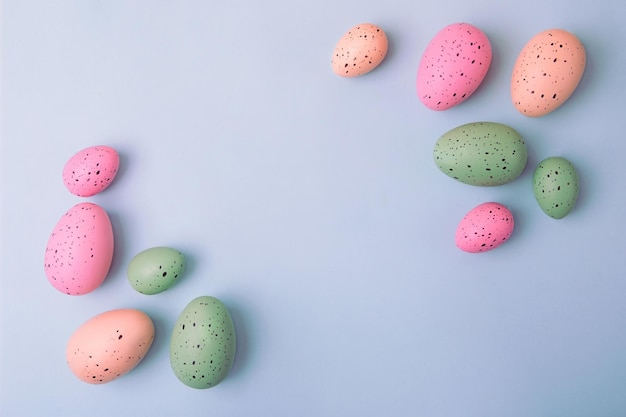 Cadre d'oeufs multicolores sur fond bleu Concept de Pâques