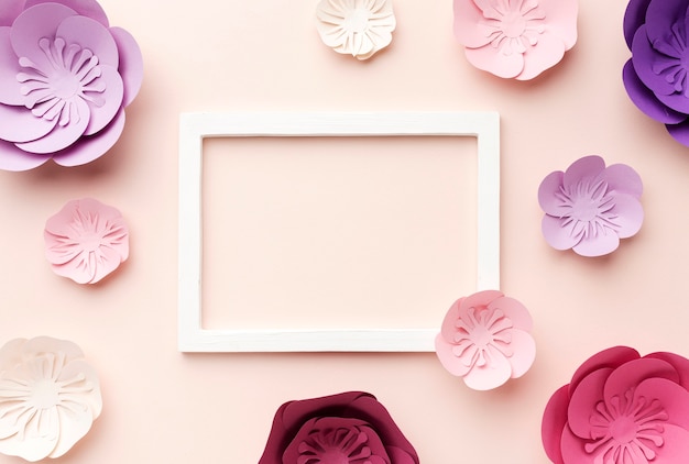 Cadre avec des ornements en papier floral