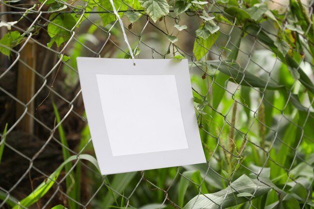 Un cadre de papier accroché dans une clôture de protection agricole