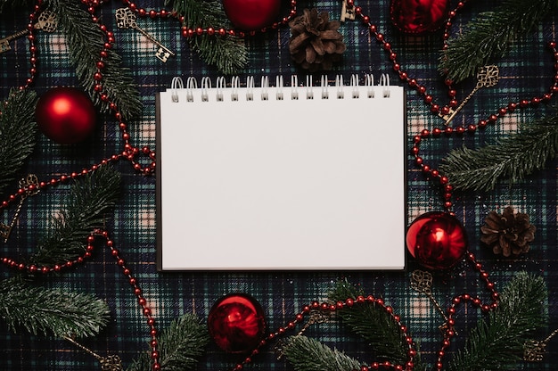 Cadre en papier de Noël Nouvel An, style flatley avec vue de dessus avec des décorations de Noël faites de cônes, boules, branches de sapin sur fond dans une cage, place pour votre texte