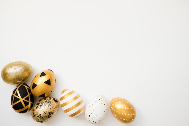 Cadre de Pâques oeufs décorés doré isolé sur fond blanc