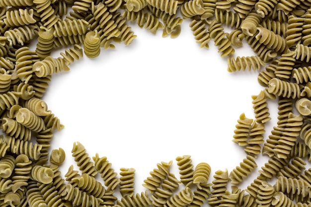 Cadre de pâtes fusilli isolé sur fond blanc.