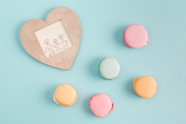 Cadre avec peinture près de biscuits sucrés