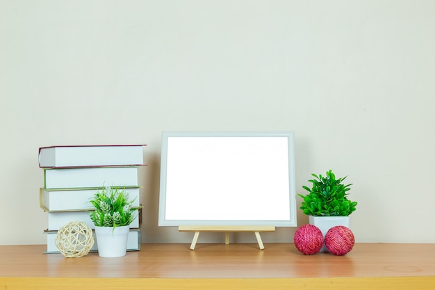 cadre photo blanc sur table en bois.