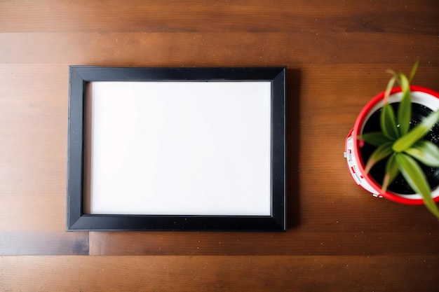 Un cadre photo et un bol sur une table