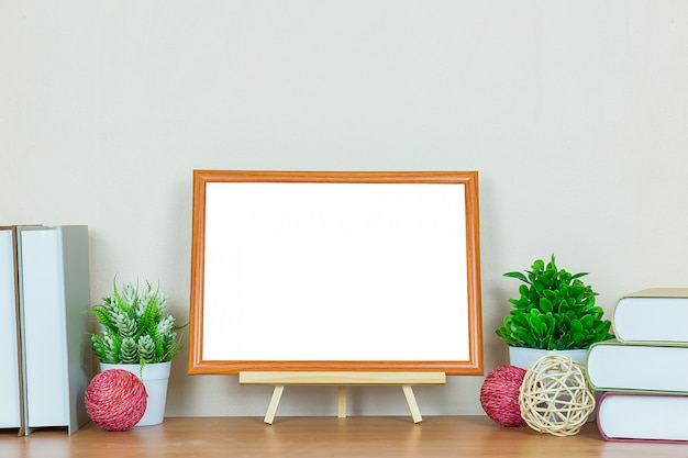 cadre photo brun sur table en bois.