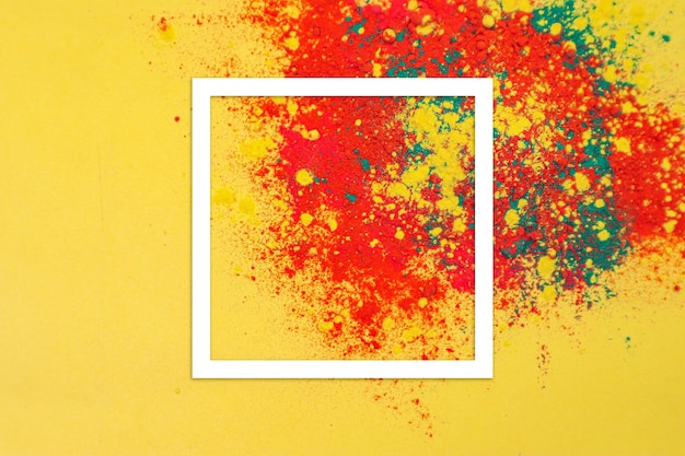 Cadre photo sur des couleurs sèches rouges et jaunes brillantes