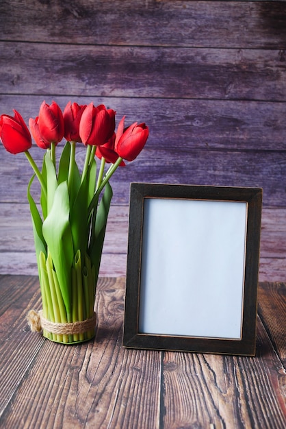 Cadre photo et fleur de tulipe sur table