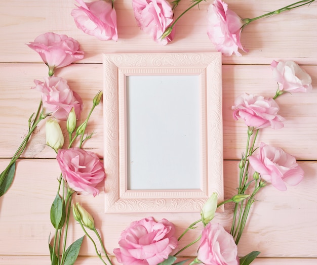 cadre photo et fleurs rose