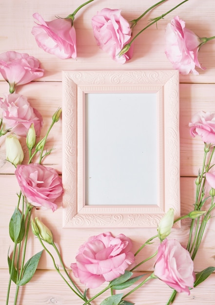 cadre photo et fleurs rose