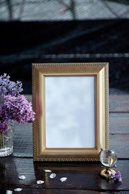 Cadre photo magnifique avec des fleurs lilas Concept minimaliste atmosphérique intérieur moderne Espace de copie Modèle tendance