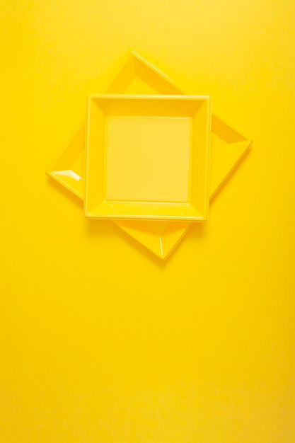 Cadre photo moderne jaune sur mur jaune en forme de losange