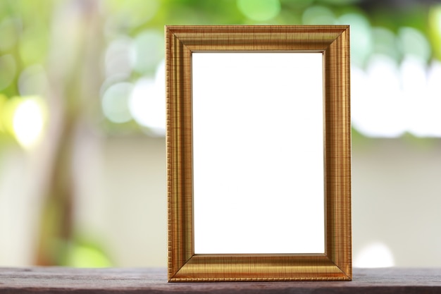 Cadre photo moderne placé sur un plancher en bois.