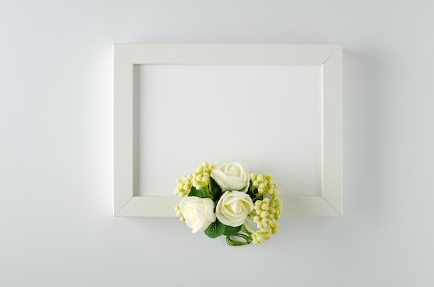 Cadre photo avec roses rouges et blanches sur fond blanc