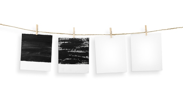 Cadre photo suspendu dans un cordon de corde isolé sur fond noir