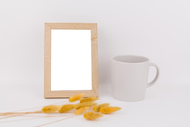 Cadre photo sur la table avec une tasse et un épillet