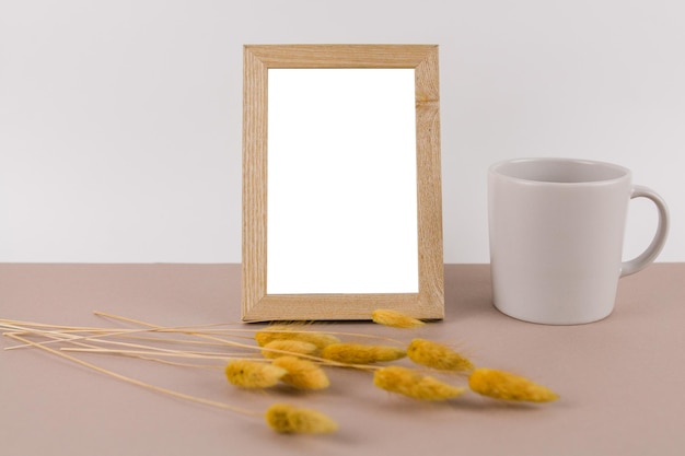 Cadre photo sur la table avec une tasse et un épillet