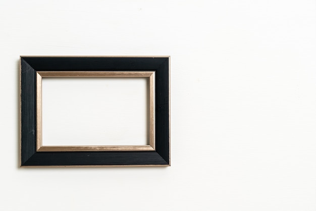 cadre photo vide sur fond de mur blanc avec espace de copie