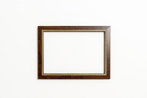 cadre photo vide sur mur blanc
