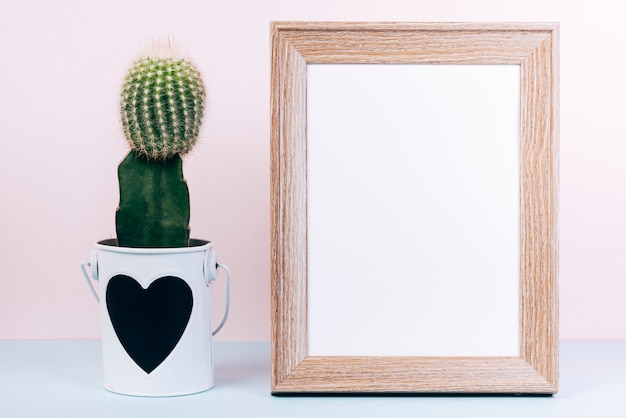 Cadre photo vide et plante succulente avec heartshape sur le pot