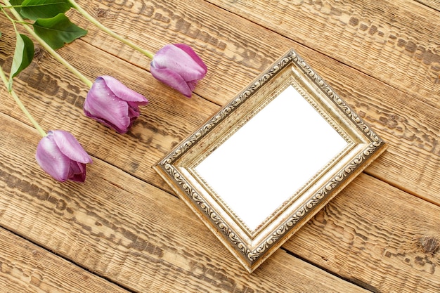 Cadre photo vintage avec des tulipes sur fond de bois