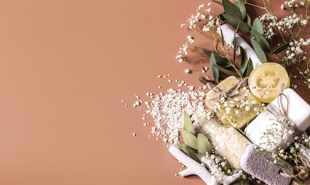 Cadre de plan de spa ou de santé avec serviettes, savon, feuilles, fleurs, bombes de bain