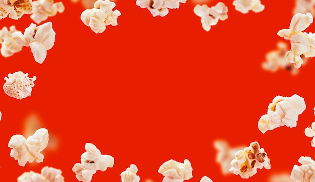 Cadre de pop-corn, pop-corn volant isolé sur fond rouge avec espace de copie