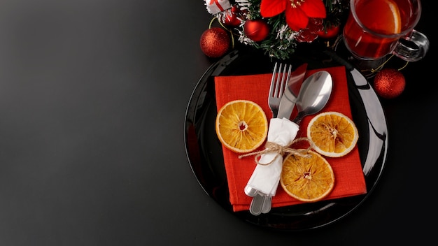 Cadre Pour Le Dîner De Noël Festif Sur Table Noire Avec Décoration Du Nouvel An Et Oranges Sèches