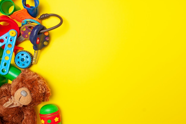 Cadre pour le texte. Vue de dessus de la construction de jouets multicolores enfants bloque des briques sur fond jaune