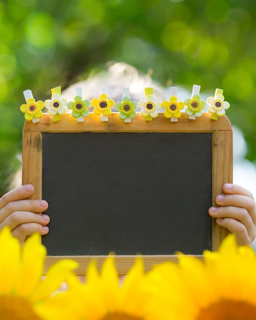 Photo cadre de printemps sur fond vert