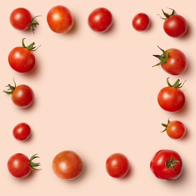 Le cadre rectangulaire de tomates cerises isolées