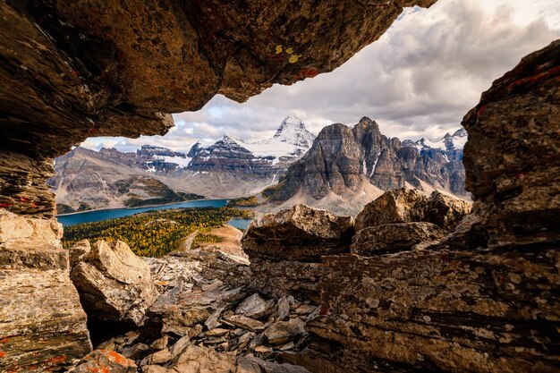 Cadre de rocky avec le mont Assiniboine sur le pic Nublet au parc provincial Canada