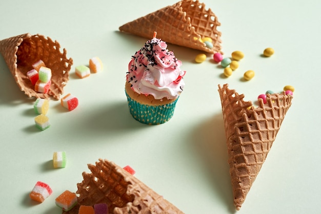 Cadre rond de cônes de bonbons et gaufres assortis avec cupcake