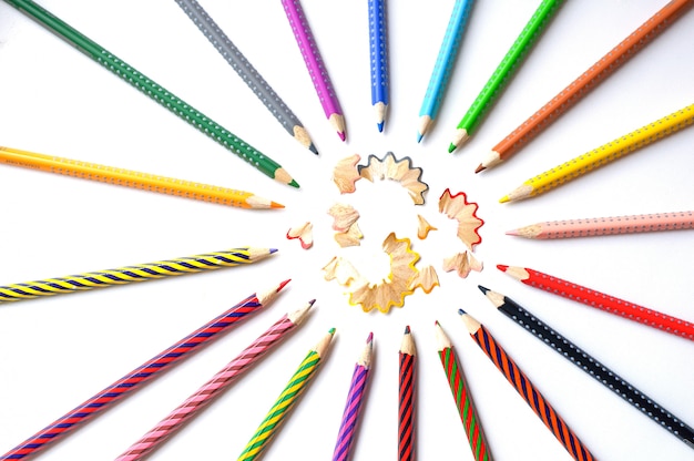 Cadre rond de crayons de couleur