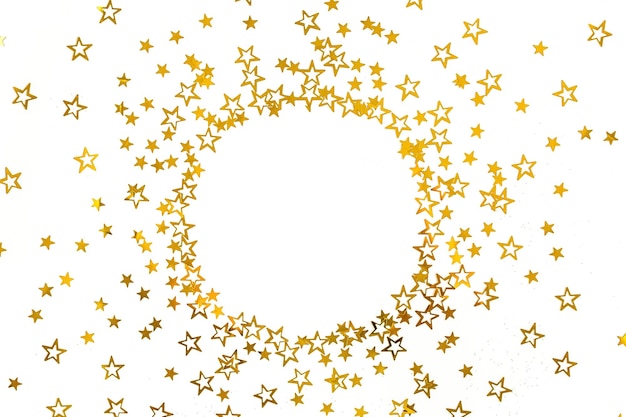 Photo cadre rond d'étoiles dorées confetti décoration brillante sur un fond festif blanc motif de noël ou de nouvel an vue supérieure à plat